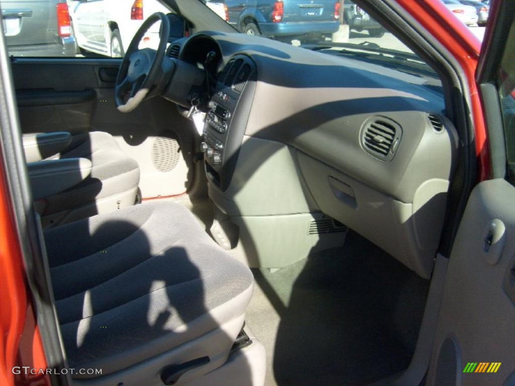 2002 Grand Caravan SE - Inferno Red Pearl / Taupe photo #21