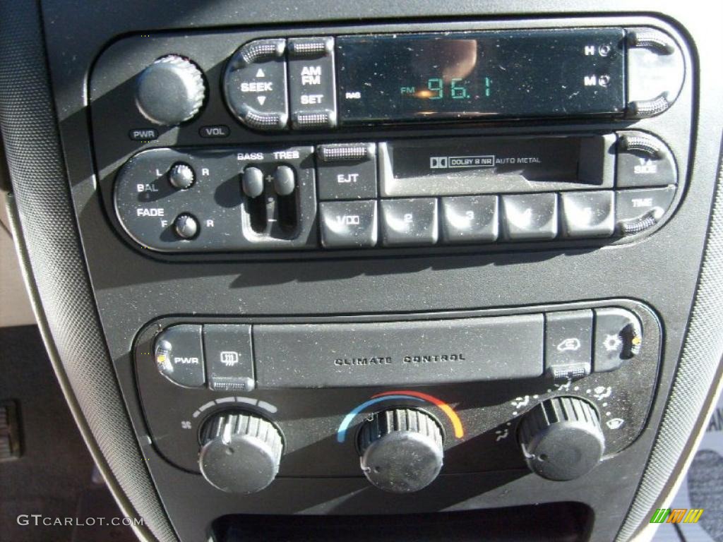 2002 Grand Caravan SE - Inferno Red Pearl / Taupe photo #24