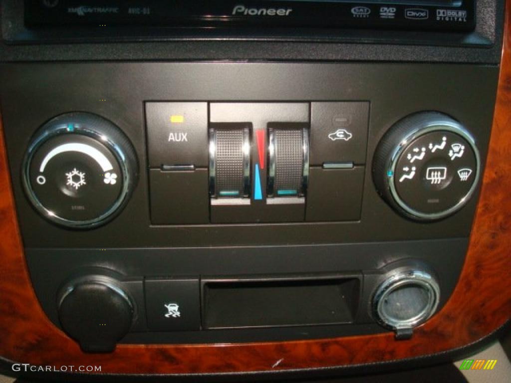 2007 Suburban 1500 LS 4x4 - Silver Birch Metallic / Light Cashmere/Ebony photo #17