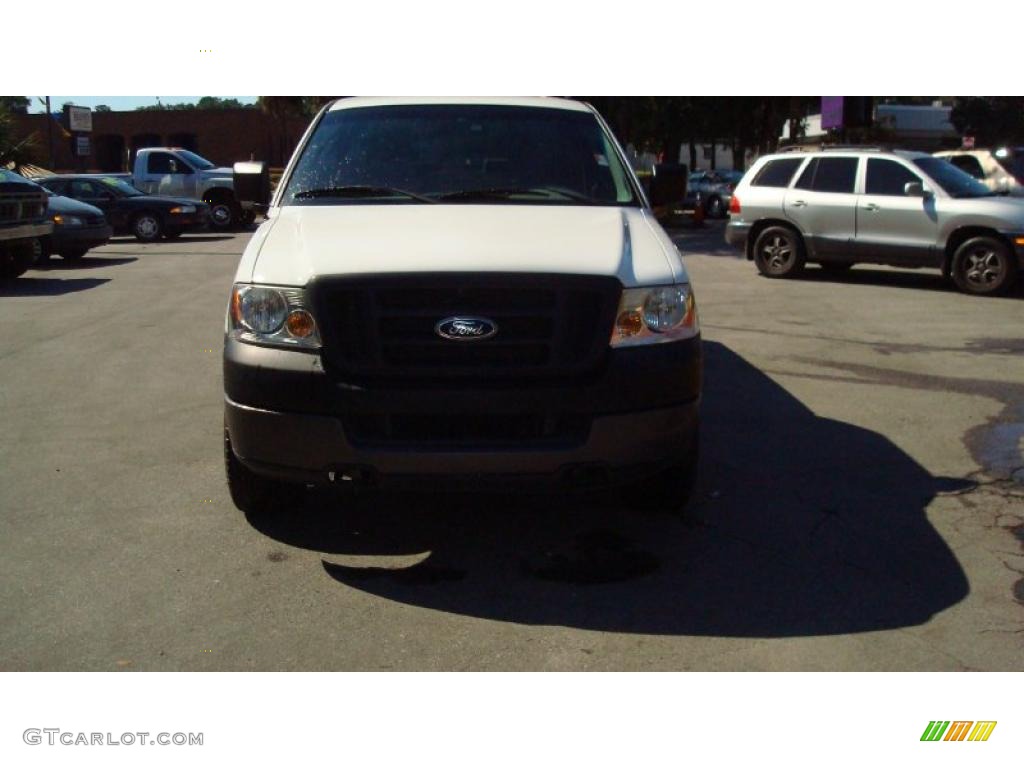 2005 F150 XL Regular Cab 4x4 - Oxford White / Medium Flint Grey photo #8