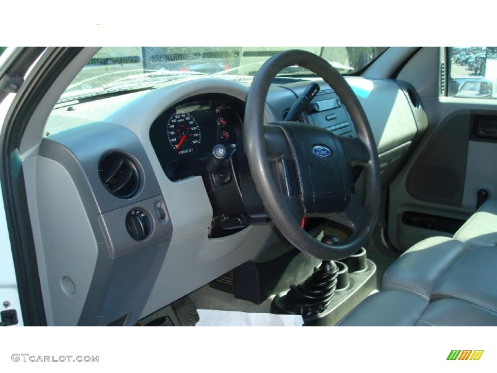 2005 F150 XL Regular Cab 4x4 - Oxford White / Medium Flint Grey photo #10