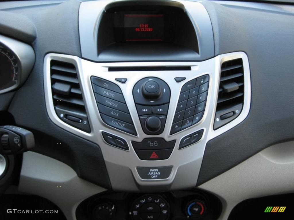 2011 Ford Fiesta SE Hatchback Controls Photo #37889672