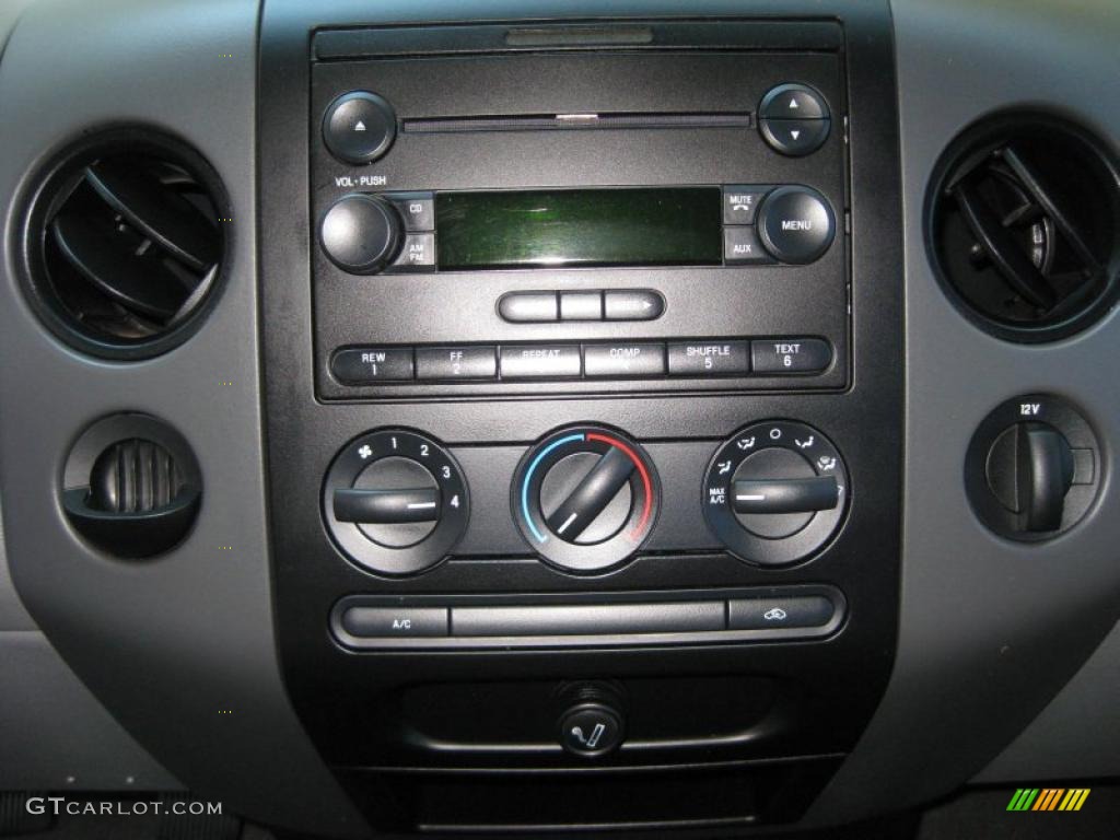 2006 Ford F150 XL Regular Cab 4x4 Controls Photo #37891308
