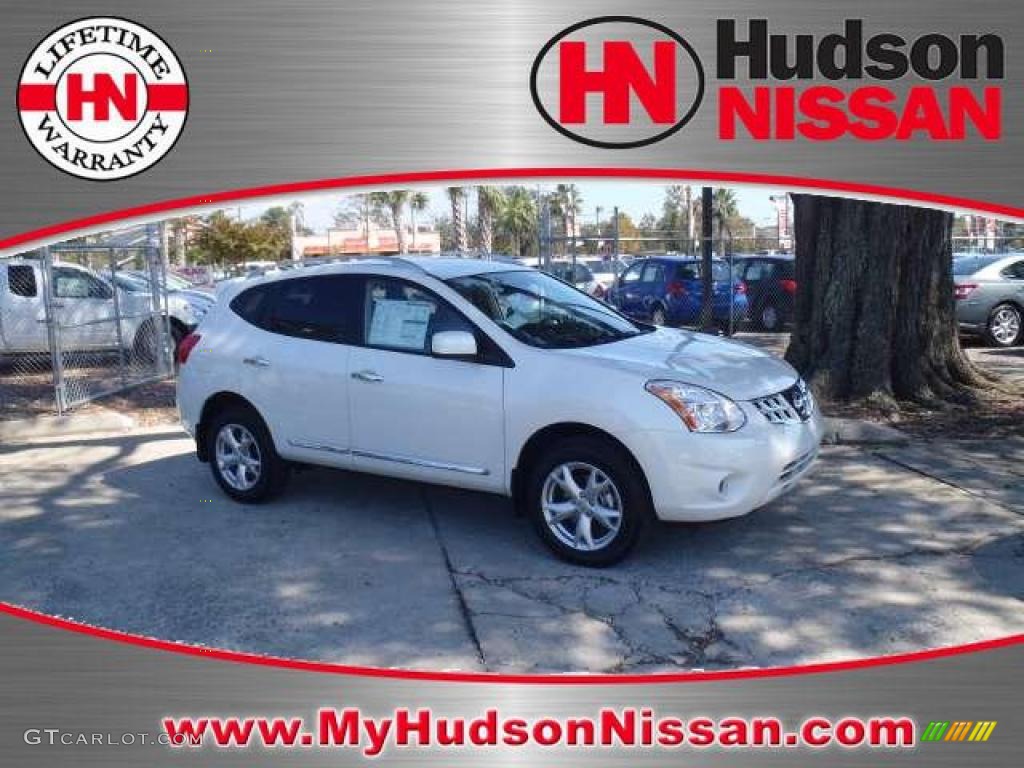 2011 Rogue SV - Pearl White / Gray photo #2