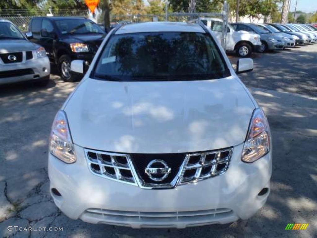 2011 Rogue SV - Pearl White / Gray photo #3