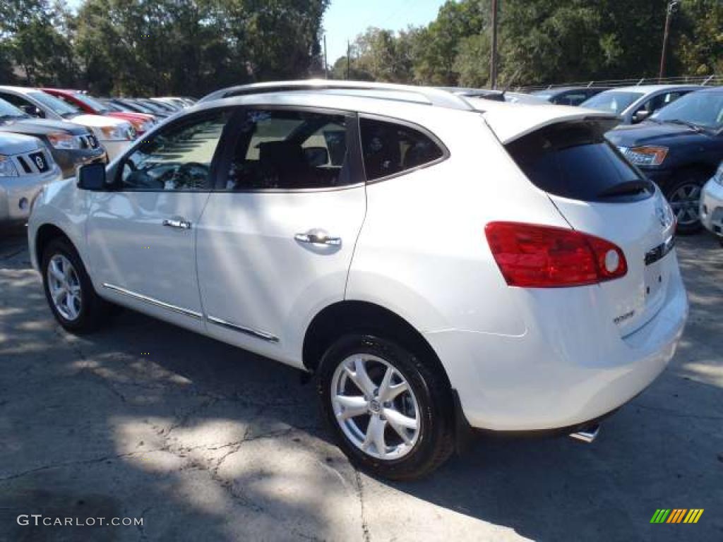 2011 Rogue SV - Pearl White / Gray photo #4