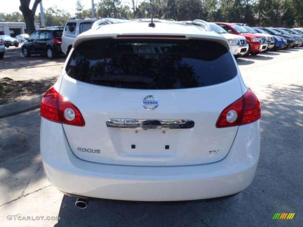 2011 Rogue SV - Pearl White / Gray photo #5