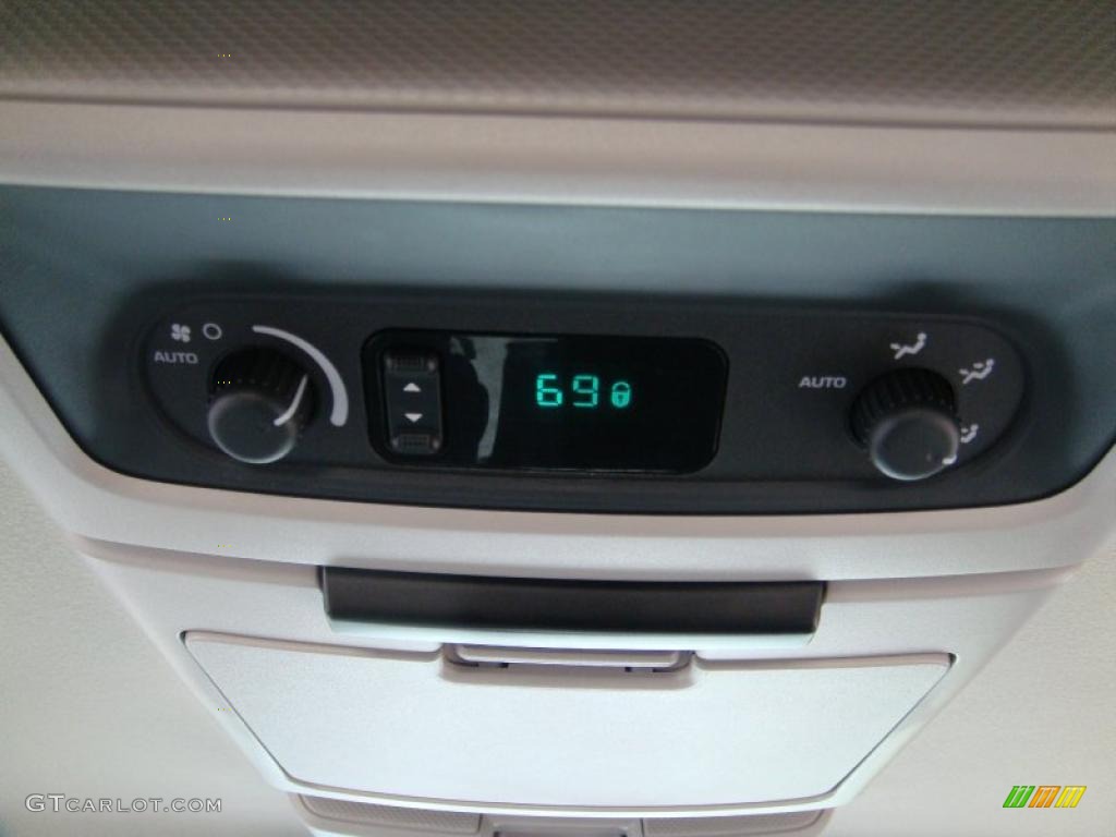 2005 Dodge Grand Caravan SXT Controls Photo #37907828
