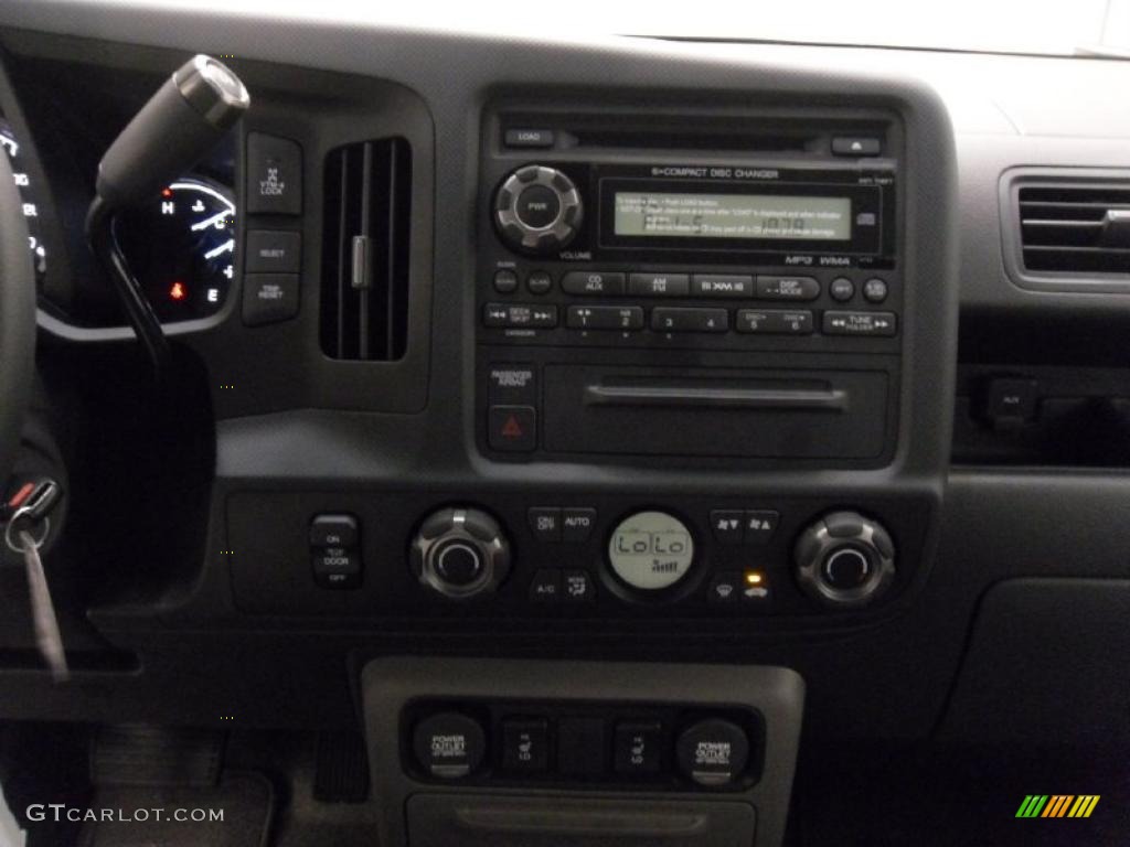 2011 Honda Ridgeline RTL Controls Photo #37909553