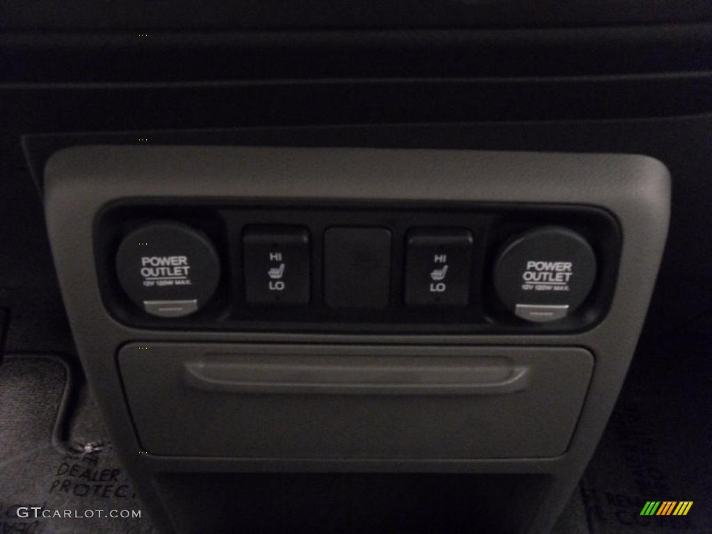 2011 Honda Ridgeline RTL Controls Photo #37909561
