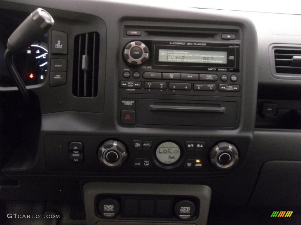 2011 Honda Ridgeline RTS Controls Photo #37910449