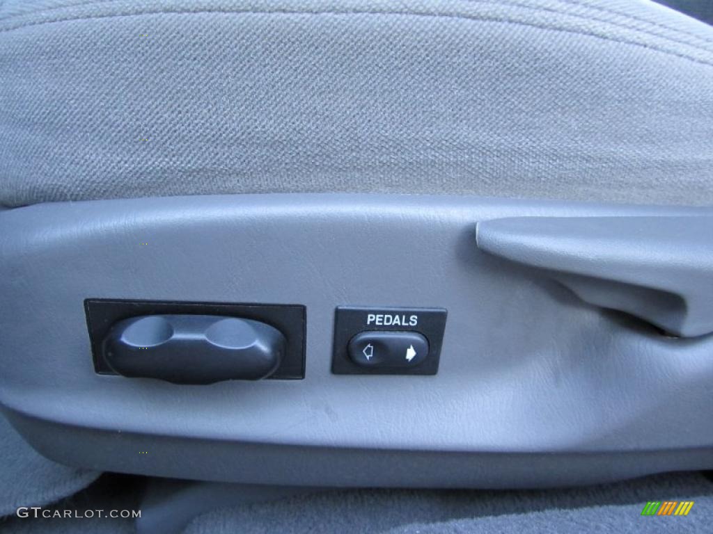 2002 Ford Taurus SE Wagon Controls Photo #37912617