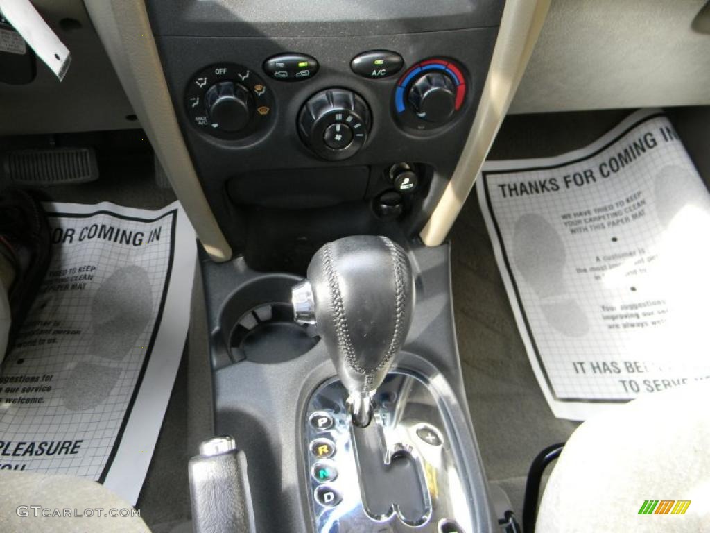 2005 Hyundai Santa Fe GLS 4WD Controls Photo #37913197