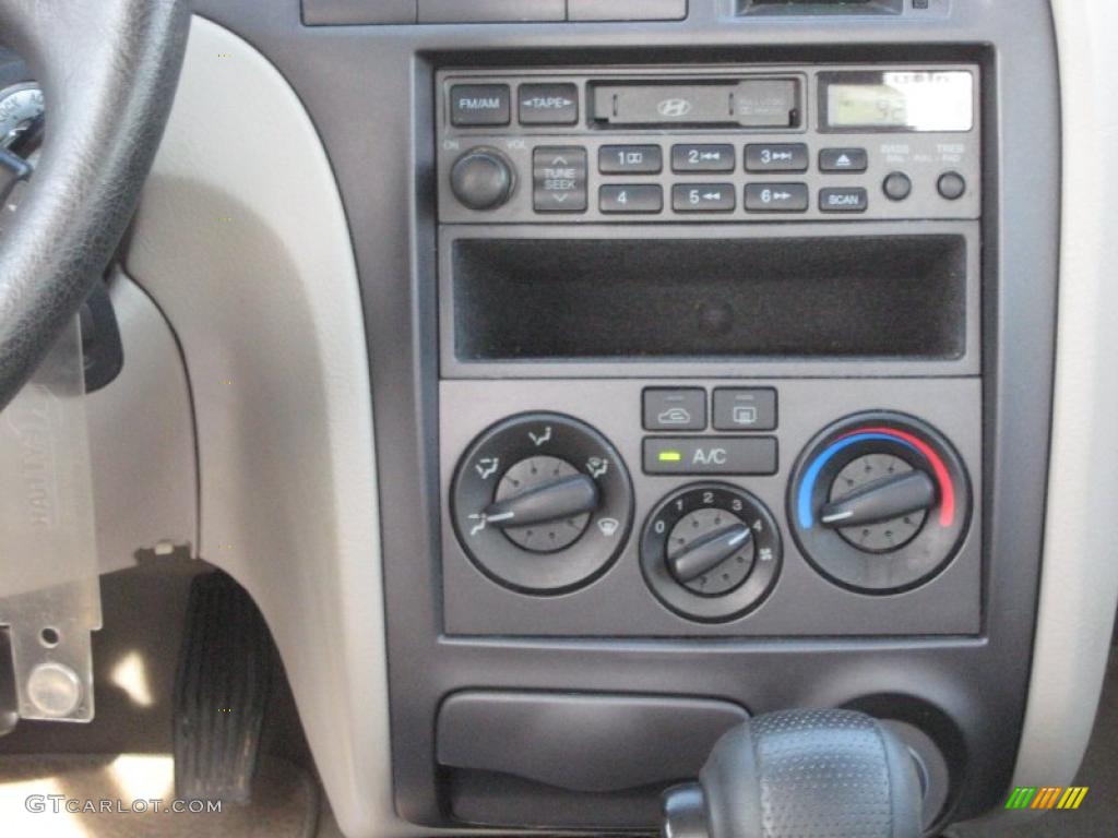 2003 Hyundai Elantra GLS Sedan Controls Photo #37921466