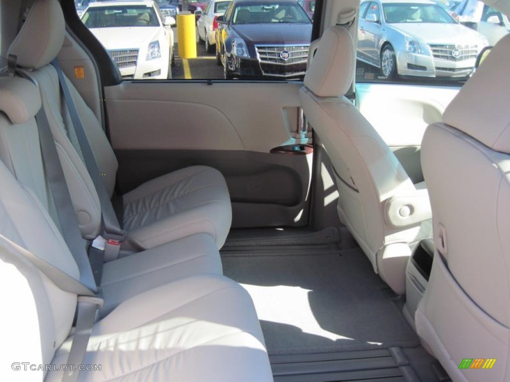 2011 Sienna XLE - Salsa Red Pearl / Light Gray photo #16