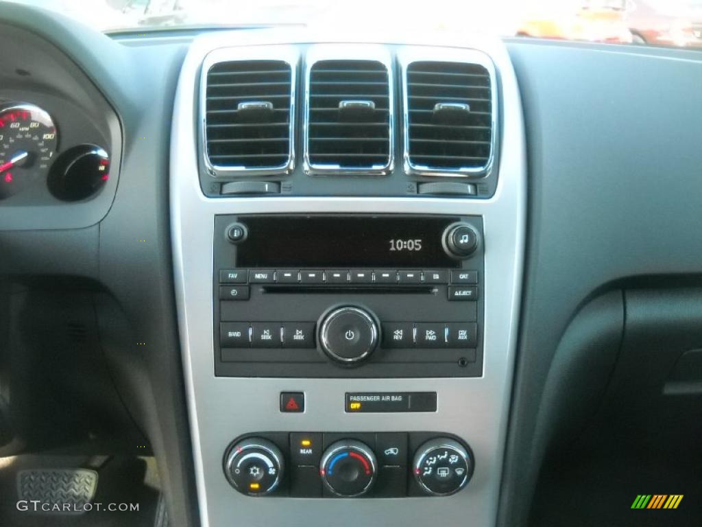 2011 GMC Acadia SLE AWD Controls Photo #37928558