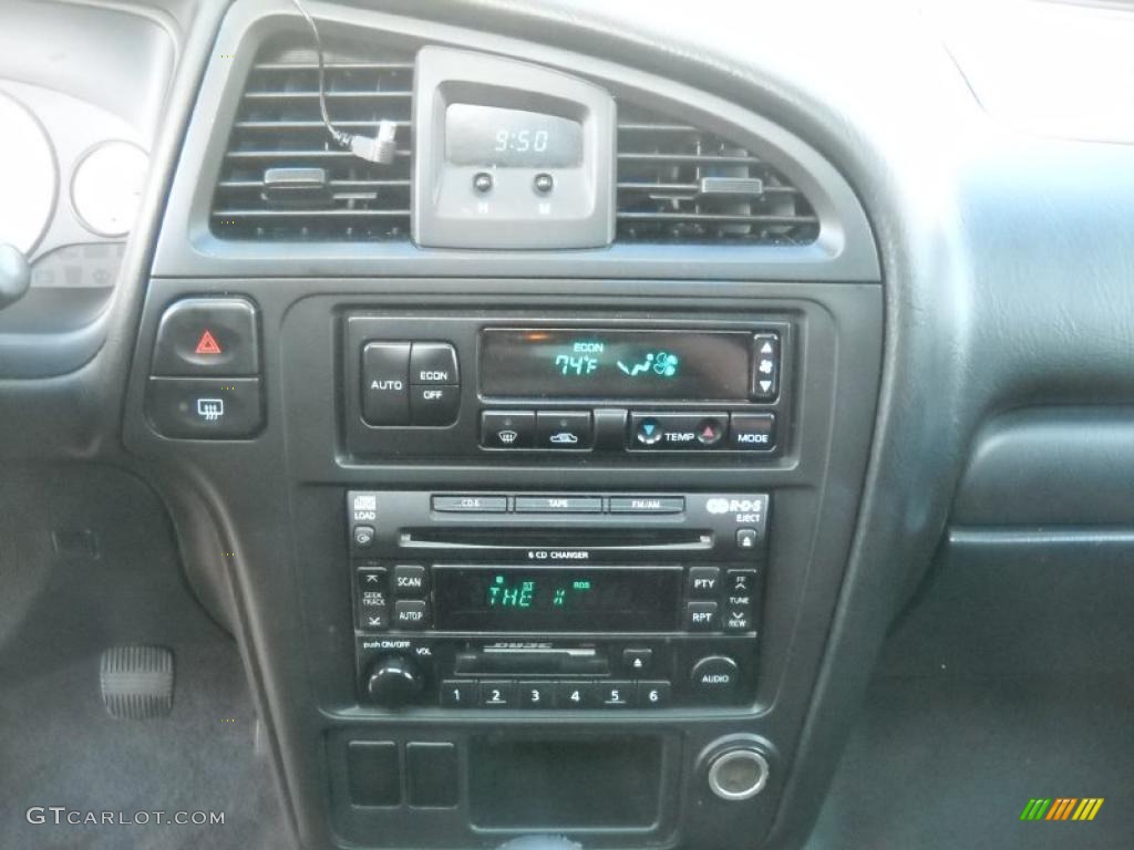 2002 Nissan Pathfinder SE 4x4 Controls Photo #37930142