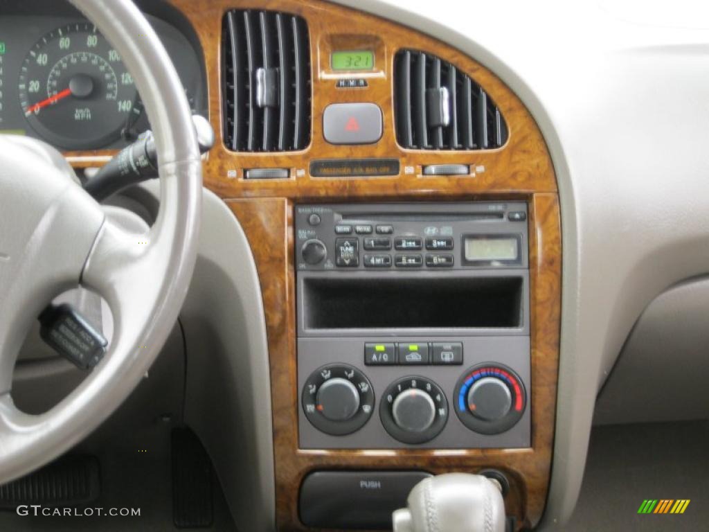 2006 Hyundai Elantra GLS Sedan Controls Photo #37932070