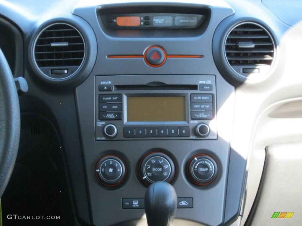 2010 Kia Rondo LX Controls Photo #37938346