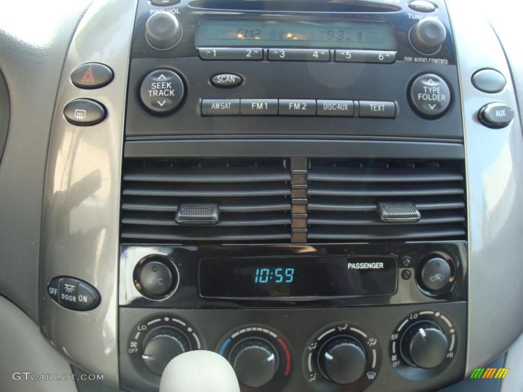 2010 Toyota Sienna LE Controls Photo #37944315