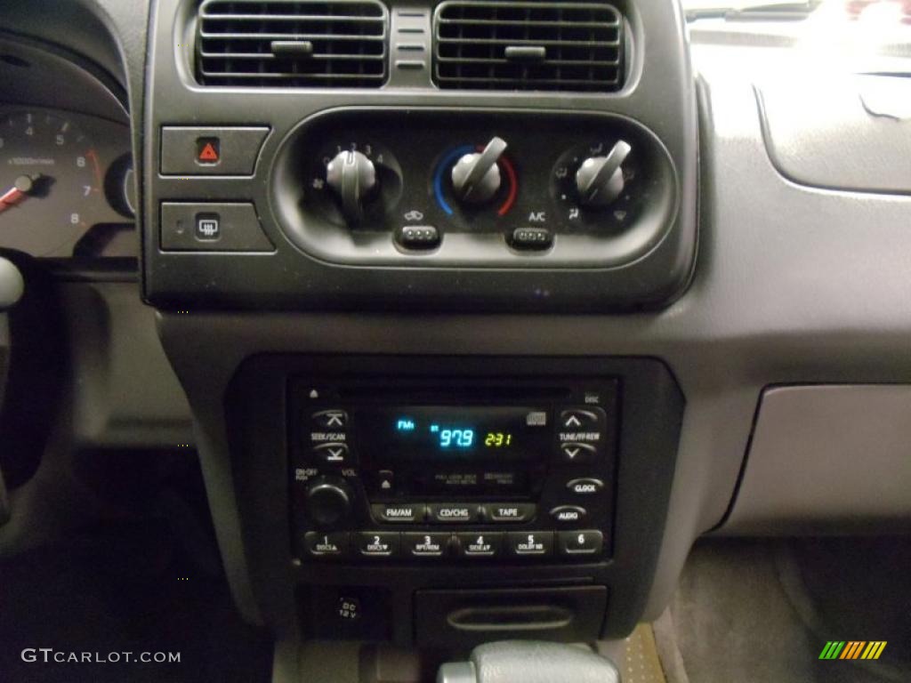 2001 Nissan Xterra XE V6 Controls Photo #37944551