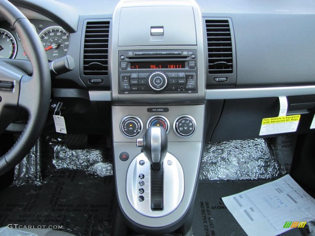 2011 Nissan Sentra 2.0 SR Controls Photo #37946684