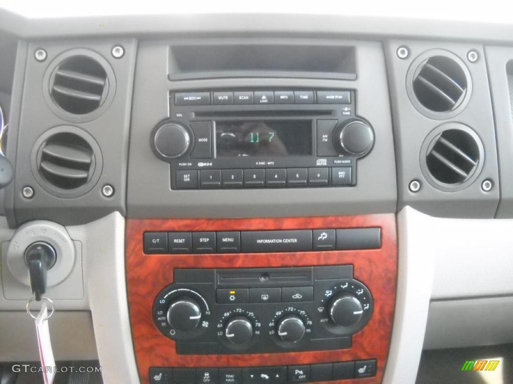 2007 Jeep Commander Limited 4x4 Controls Photo #37947980