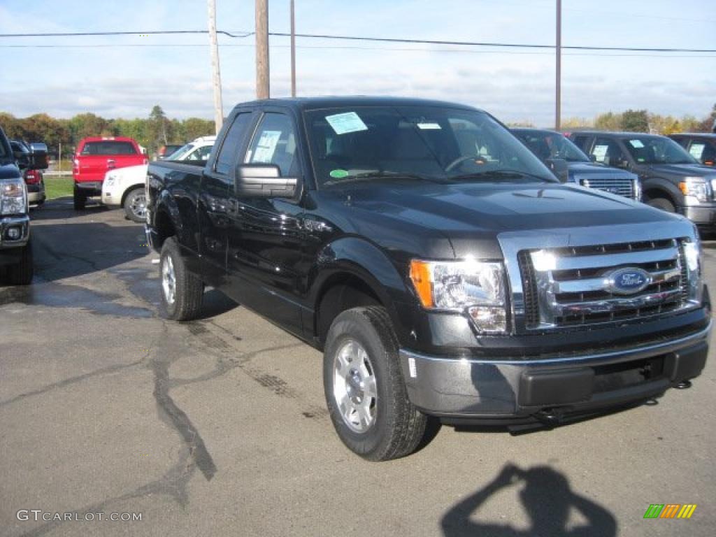 2010 F150 XLT SuperCab 4x4 - Tuxedo Black / Medium Stone photo #3
