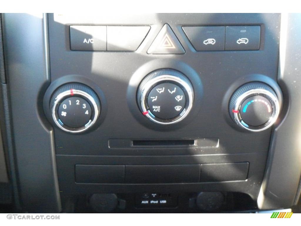 2011 Kia Sorento LX Controls Photo #37959412