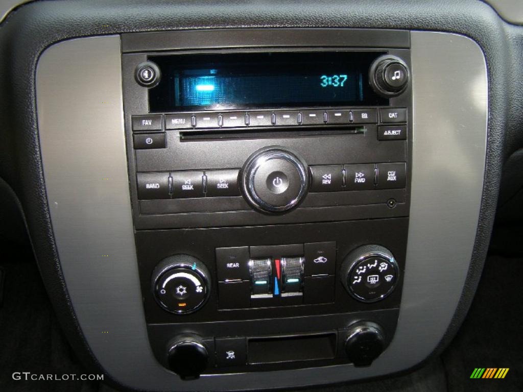 2010 Chevrolet Suburban LS 4x4 Controls Photo #37961104