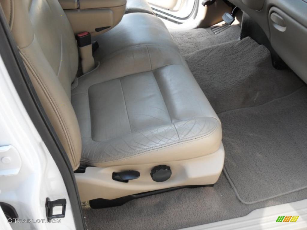 Medium Parchment Interior 2002 Ford F150 Lariat SuperCrew Photo #37966156