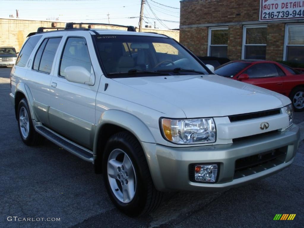 2001 QX4 4x4 - Dover White / Stone Beige photo #3