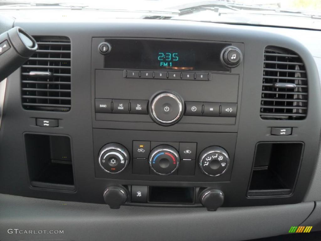 2011 Chevrolet Silverado 2500HD Extended Cab 4x4 Controls Photo #37970304