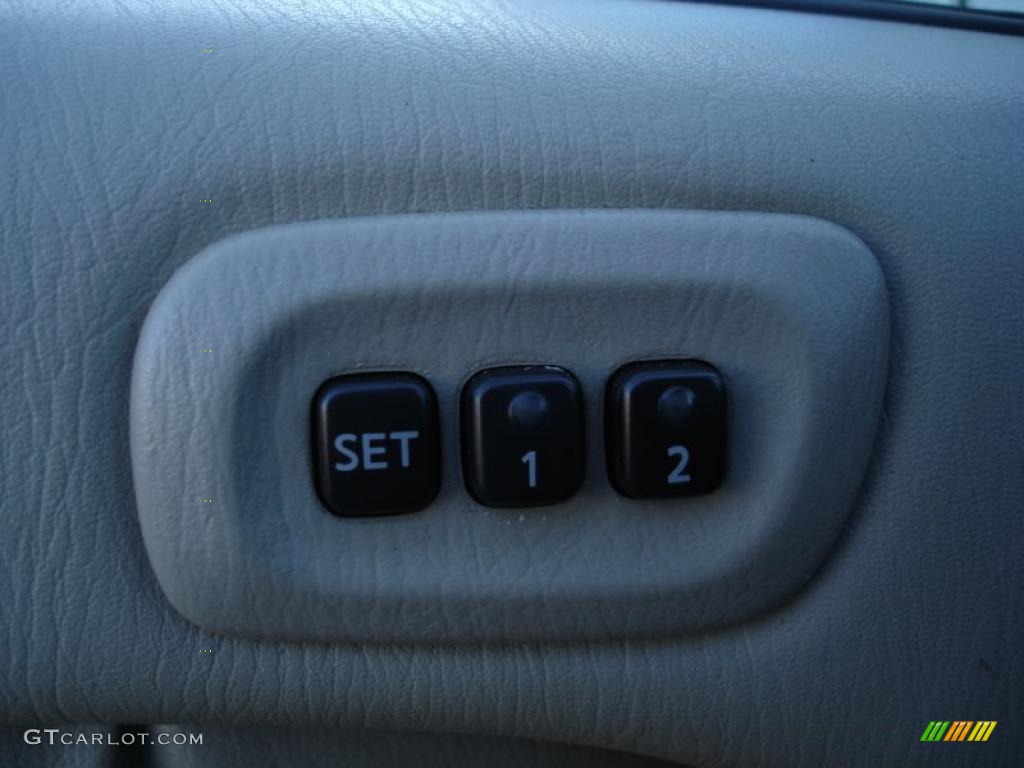 2001 QX4 4x4 - Dover White / Stone Beige photo #31