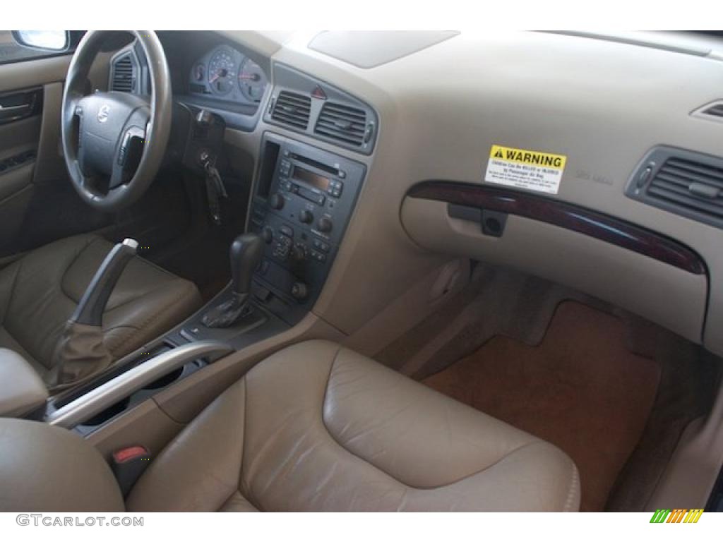 2003 Volvo XC70 AWD Dashboard Photos