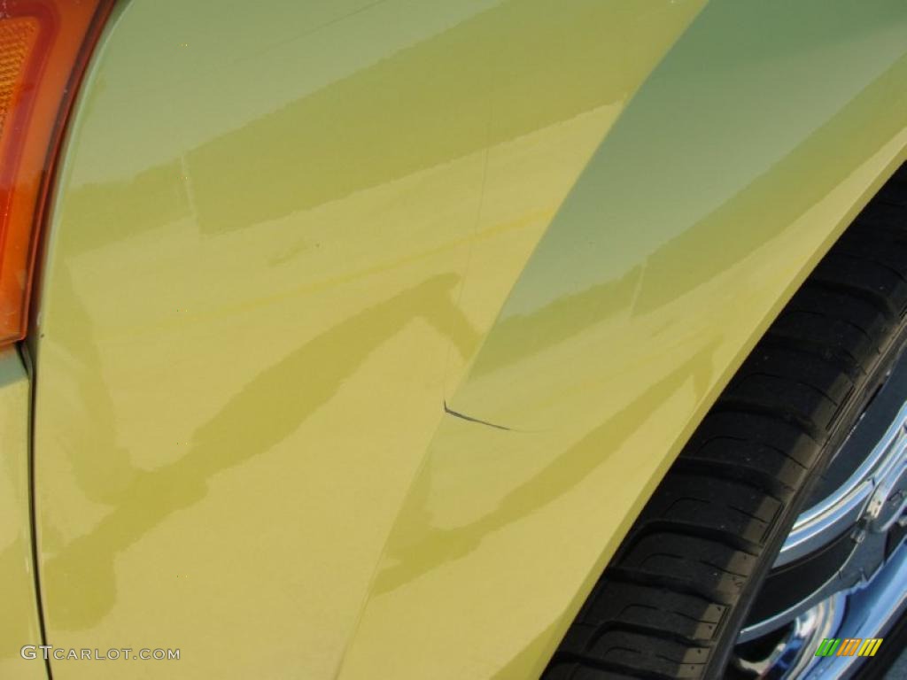 2004 VUE Red Line AWD - Electric Lime / Tan photo #13