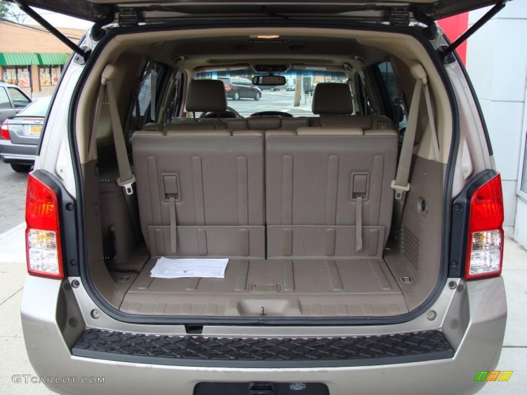 2008 Nissan Pathfinder SE 4x4 Trunk Photos