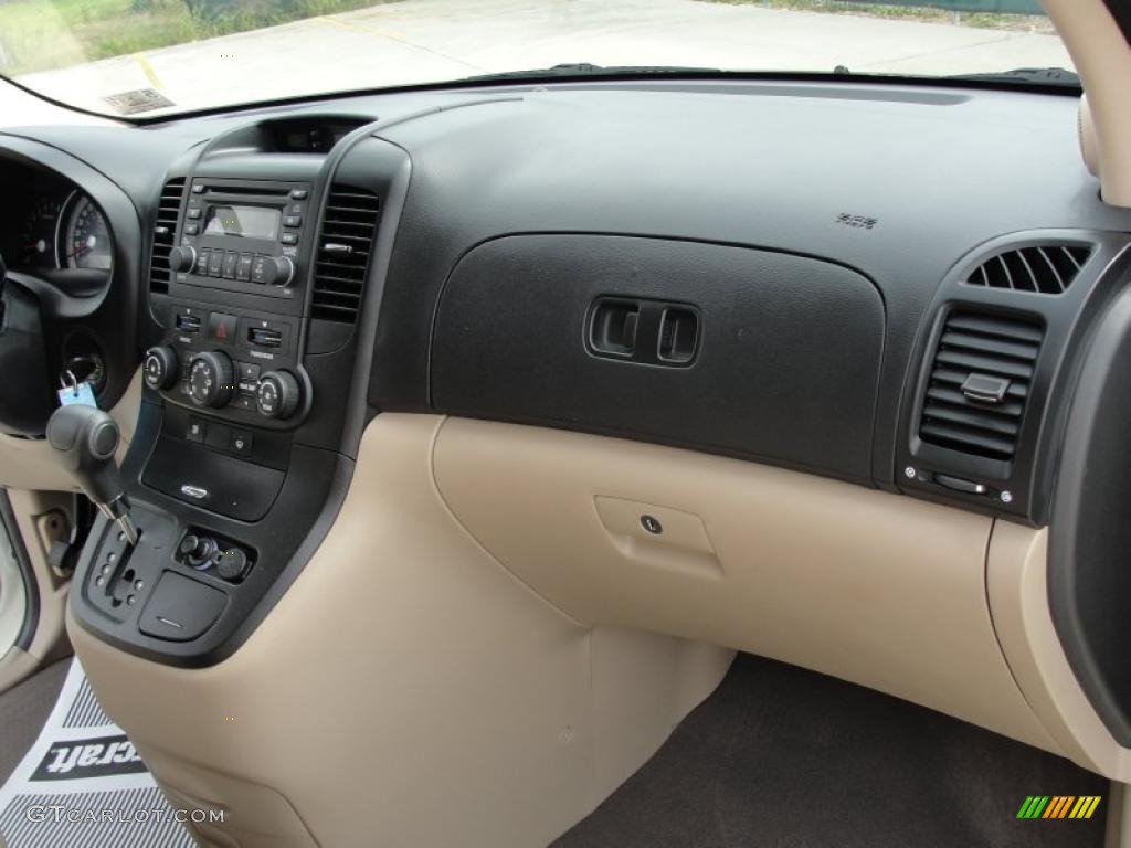 Beige Interior 2008 Hyundai Entourage GLS Photo #37994649