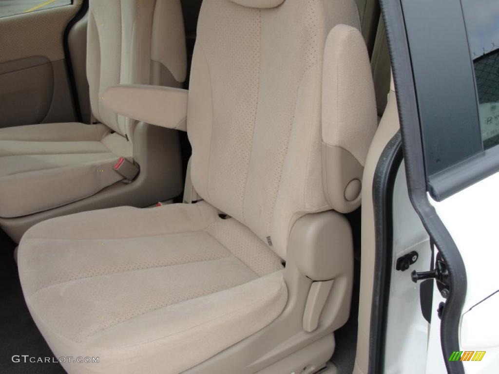 Beige Interior 2008 Hyundai Entourage GLS Photo #37994729