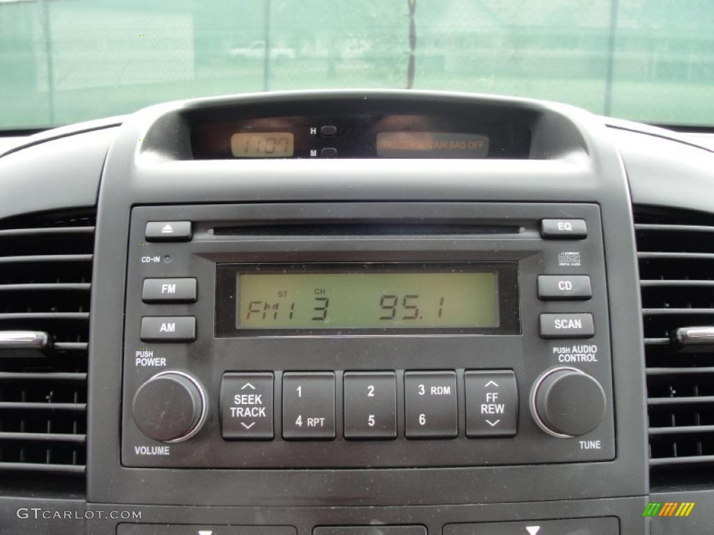 2008 Hyundai Entourage GLS Controls Photo #37994821