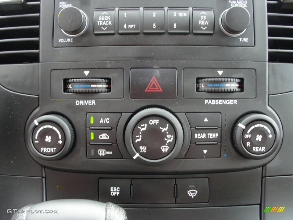2008 Hyundai Entourage GLS Controls Photo #37994837