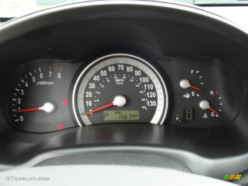 2008 Hyundai Entourage GLS Gauges Photos