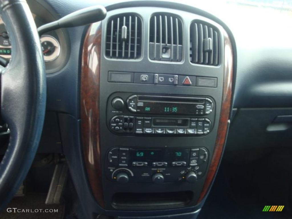2002 Chrysler Town & Country LXi Controls Photo #37996273