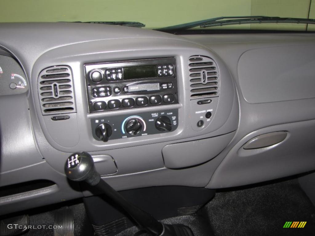 2002 Ford F150 XL Regular Cab Controls Photo #37996976