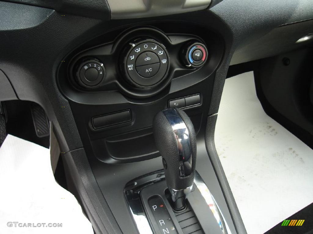 2011 Ford Fiesta SE Sedan Controls Photo #38006378