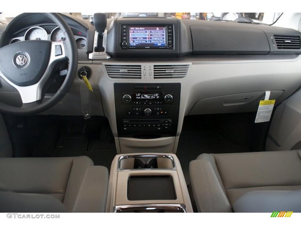 2010 Volkswagen Routan SEL Premium Aero Gray Dashboard Photo #38008365