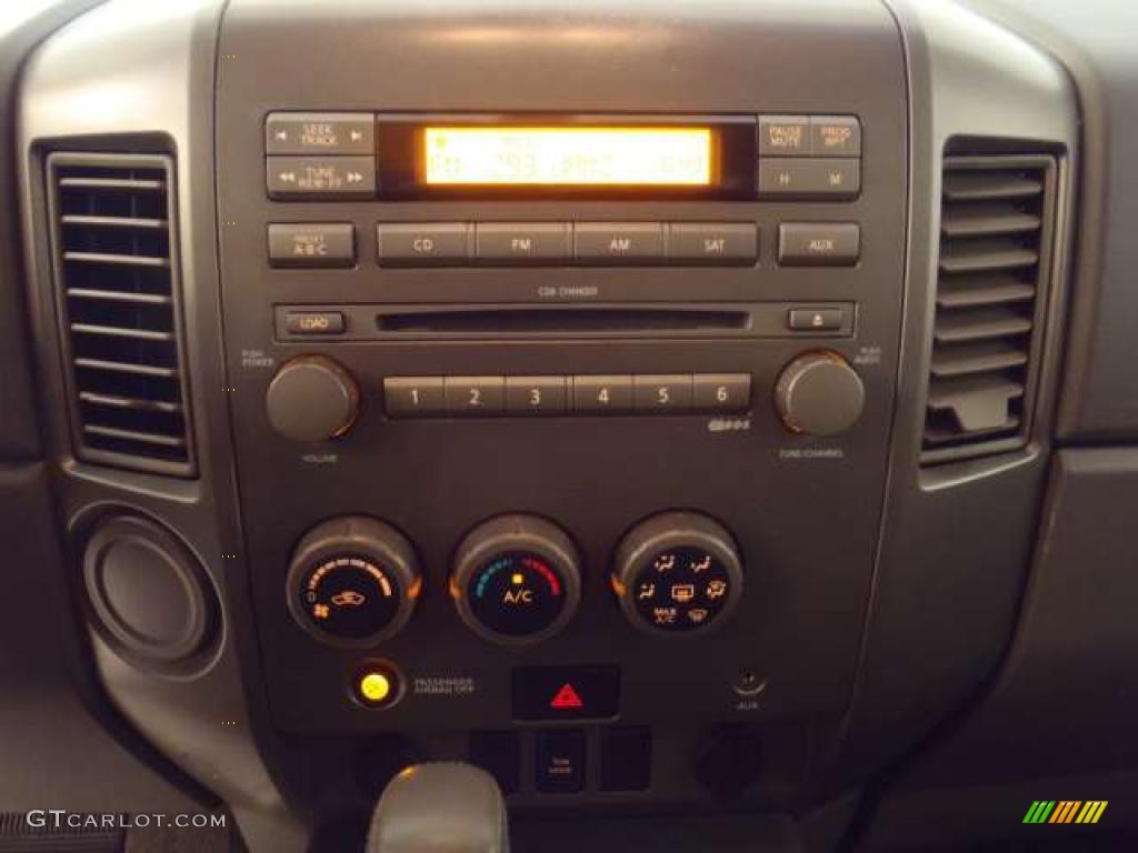 2005 Nissan Titan SE King Cab Controls Photo #38009374