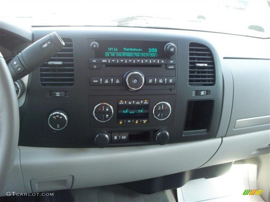 2011 GMC Sierra 2500HD SLE Crew Cab 4x4 Controls Photo #38012104
