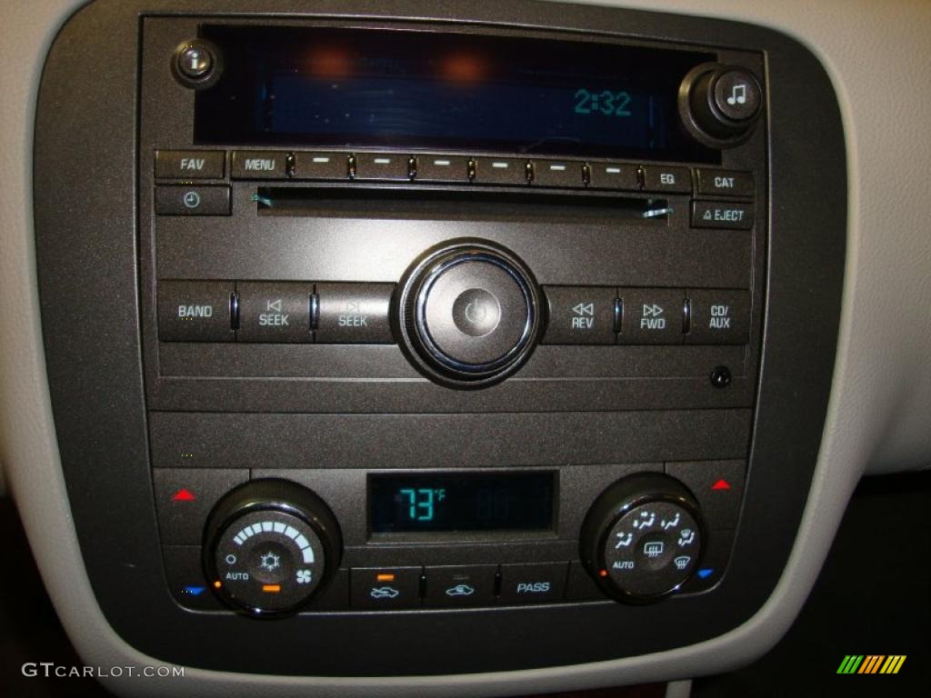 2010 Buick Lucerne CXL Controls Photo #38013244