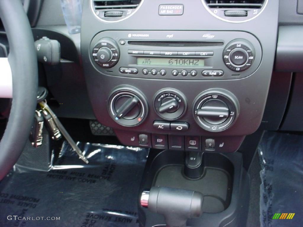 2009 Volkswagen New Beetle 2.5 Blush Edition Convertible Controls Photo #38014724
